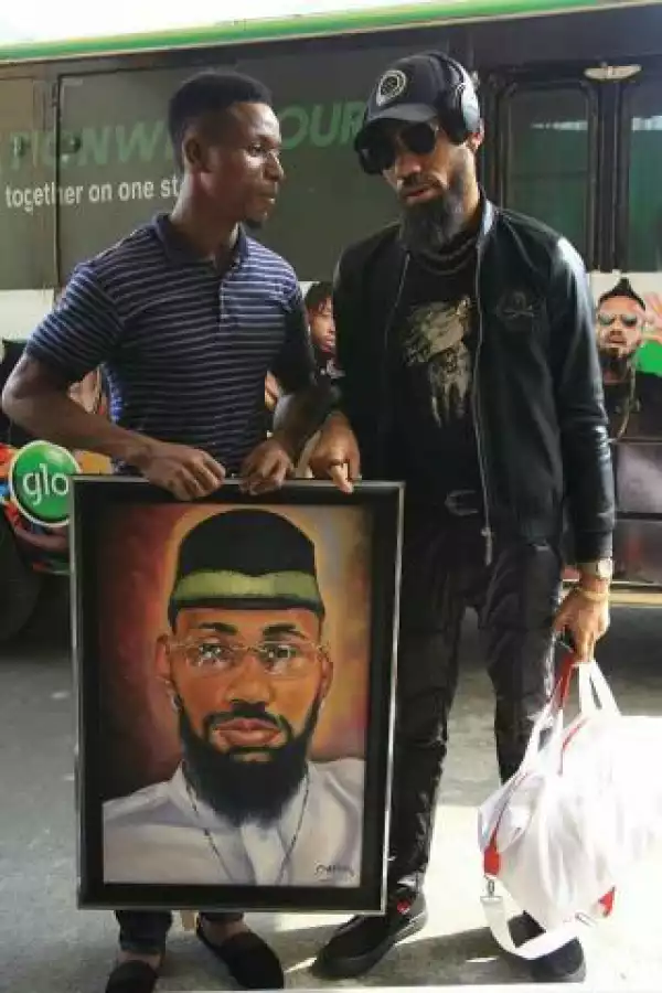 See The Gift A Fan Gave To Phyno In Port Harcourt Photos